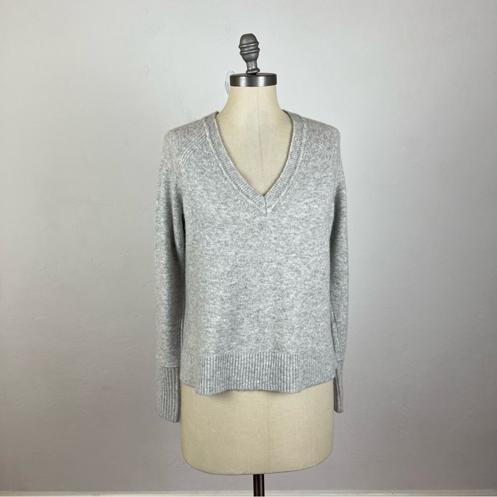 J. Crew V Neck Sweater Yarn in Grey